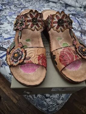 L'artiste Floral Embroidered Tan Leather Slide Sandals